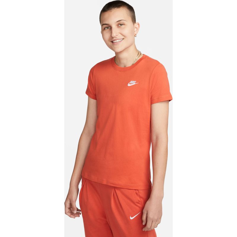 Camiseta-Manga-Corta-nike-para-mujer-W-Nsw-Club-Tee-para-moda-color-naranja.-Frente-Sobre-Modelo