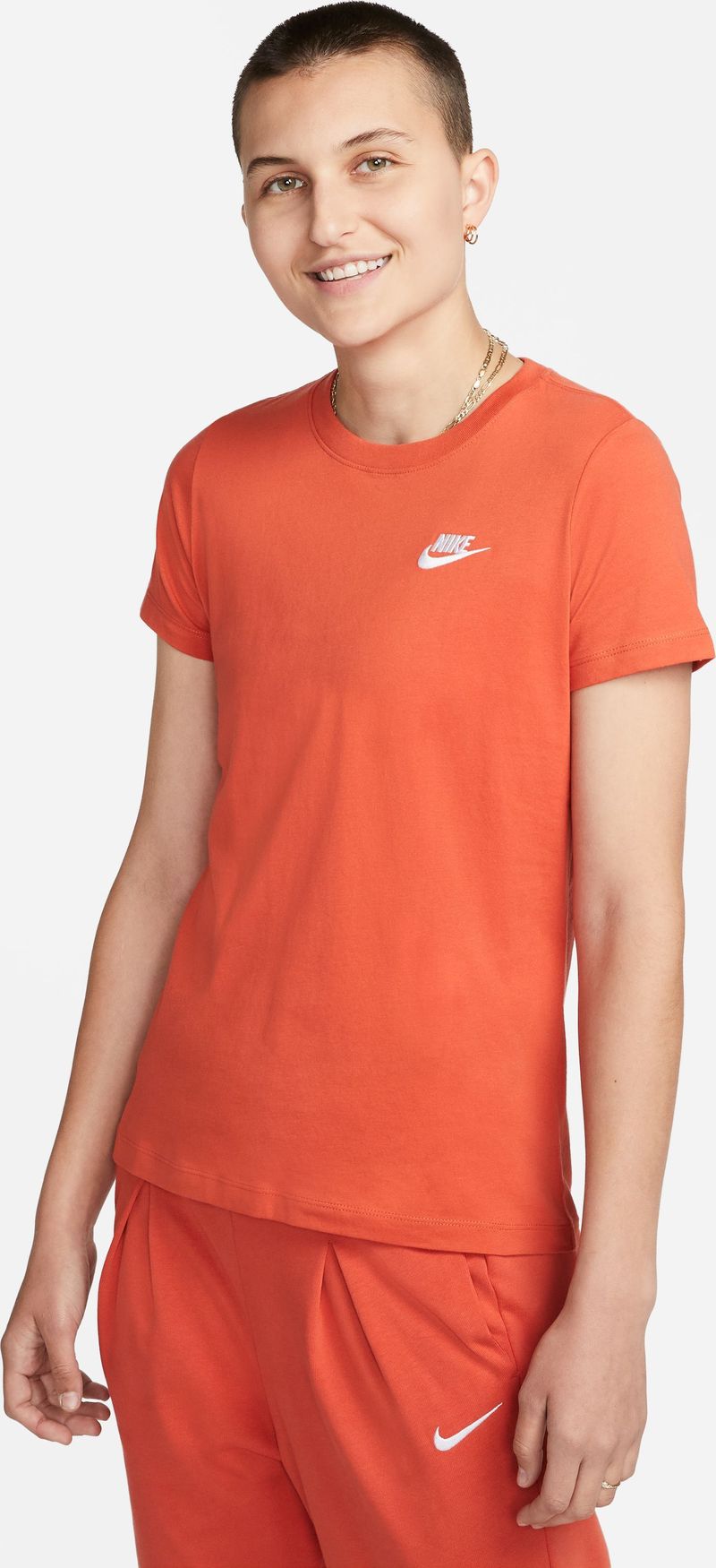 Camiseta-Manga-Corta-nike-para-mujer-W-Nsw-Club-Tee-para-moda-color-naranja.-Frente-Sobre-Modelo