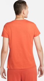 Camiseta-Manga-Corta-nike-para-mujer-W-Nsw-Club-Tee-para-moda-color-naranja.-Reverso-Sobre-Modelo