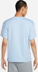Camiseta-Manga-Larga-nike-para-hombre-M-Nsw-Nike-Circa-Ss-Top-para-moda-color-gris.-Reverso-Sobre-Modelo