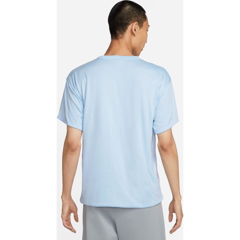 Camiseta-Manga-Larga-nike-para-hombre-M-Nsw-Nike-Circa-Ss-Top-para-moda-color-gris.-Reverso-Sobre-Modelo