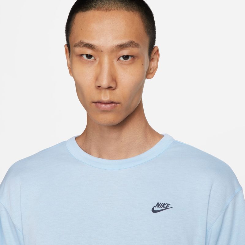 Camiseta-Manga-Larga-nike-para-hombre-M-Nsw-Nike-Circa-Ss-Top-para-moda-color-gris.-Zoom-Frontal-Sobre-Modelo