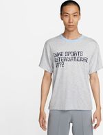 Camiseta-Manga-Larga-nike-para-hombre-M-Nsw-Nike-Circa-Ss-Top-para-moda-color-gris.-Detalle-Sobre-Modelo-1