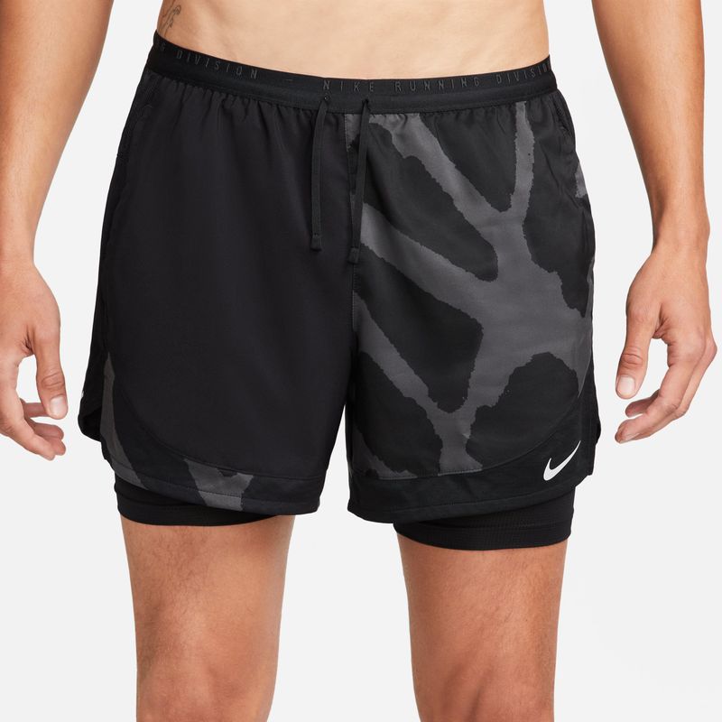 Pantaloneta-nike-para-hombre-M-Nk-Df-Stride-Rd-2In1-5In-para-correr-color-negro.-Frente-Sobre-Modelo