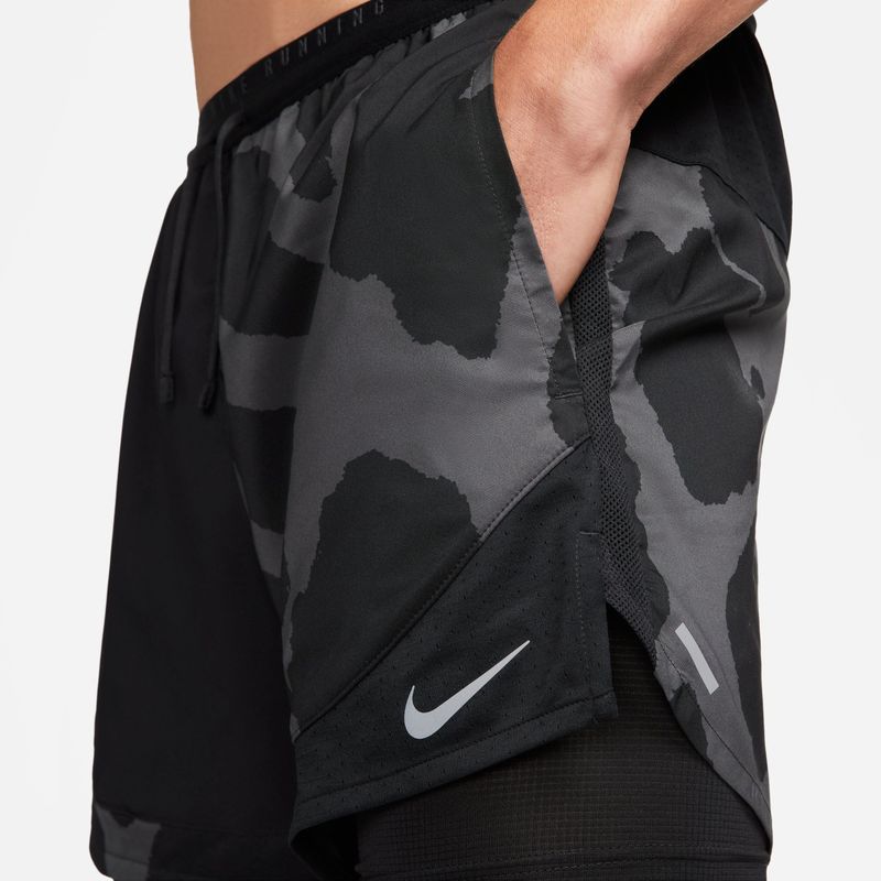 Pantaloneta-nike-para-hombre-M-Nk-Df-Stride-Rd-2In1-5In-para-correr-color-negro.-Detalle-Sobre-Modelo-1