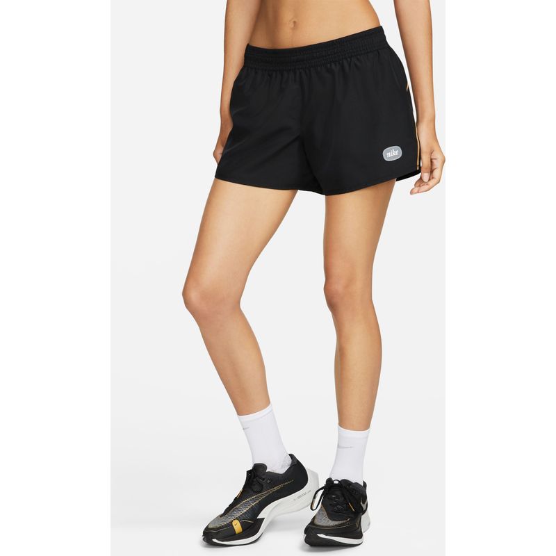 Pantaloneta-nike-para-mujer-W-Nk-Df-Icnclsh-10K-Short-para-correr-color-negro.-Frente-Sobre-Modelo