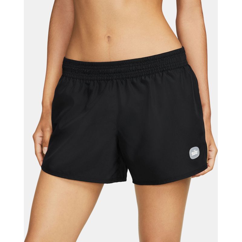 Pantaloneta-nike-para-mujer-W-Nk-Df-Icnclsh-10K-Short-para-correr-color-negro.-Reverso-Sobre-Modelo