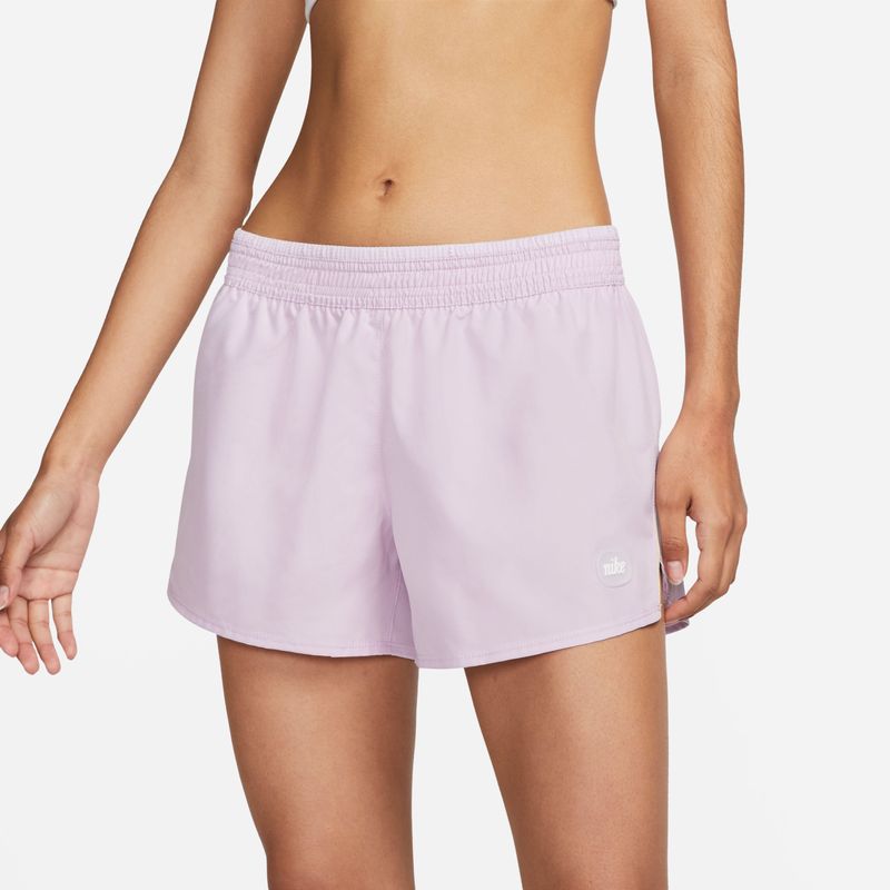 Pantaloneta-nike-para-mujer-W-Nk-Df-Icnclsh-10K-Short-para-correr-color-blanco.-Reverso-Sobre-Modelo