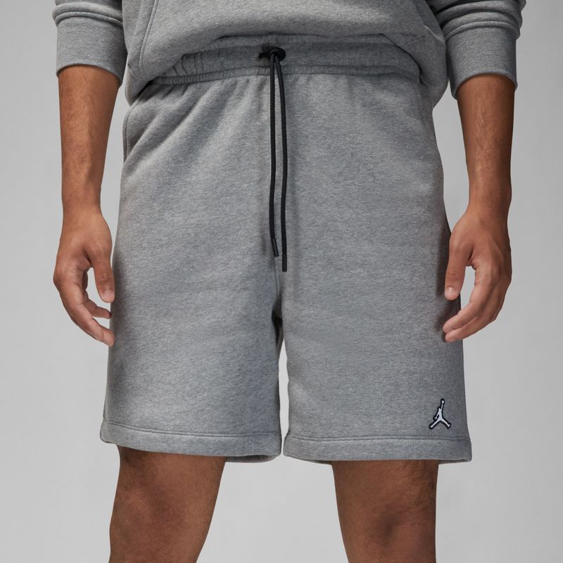 Pantaloneta-nike-para-hombre-M-J-Ess-Flc-Short-para-moda-color-gris.-Reverso-Sobre-Modelo