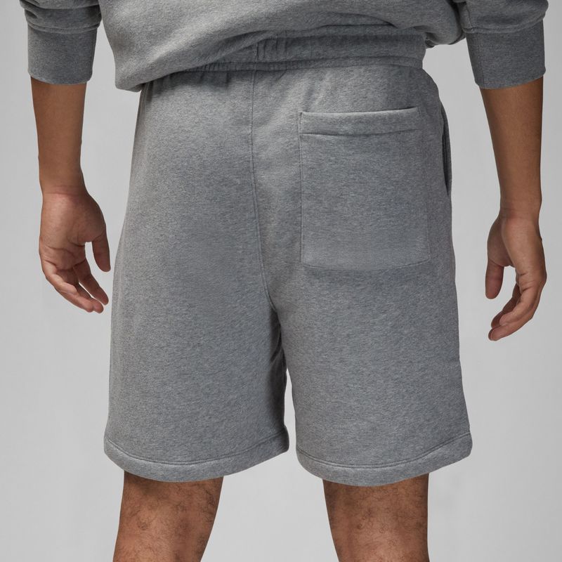 Pantaloneta-nike-para-hombre-M-J-Ess-Flc-Short-para-moda-color-gris.-Zoom-Frontal-Sobre-Modelo