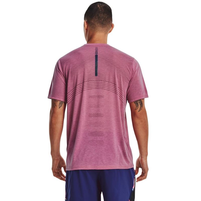 Camiseta-Manga-Corta-under-armour-para-hombre-Ua-Run-Anywhere-Breeze-Tee-para-correr-color-rosado.-Reverso-Sobre-Modelo