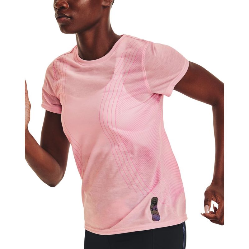 Camiseta-Manga-Corta-under-armour-para-mujer-Ua-Run-Anywhere-Breeze-Tee-para-correr-color-rojo.-Modelo-In-Action