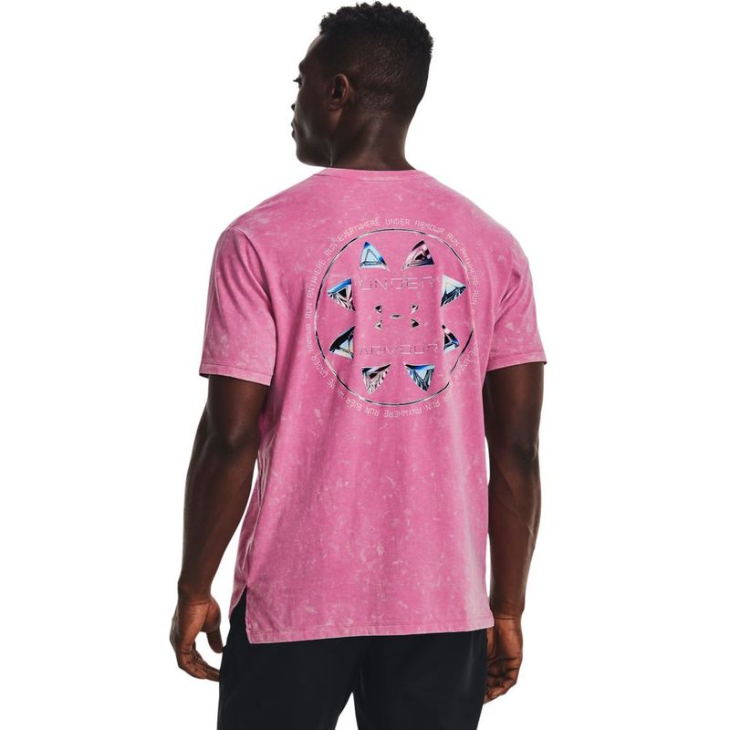 Camiseta-Manga-Corta-under-armour-para-hombre-Ua-Run-Anywhere-Ss-para-correr-color-rosado.-Frente-Sobre-Modelo