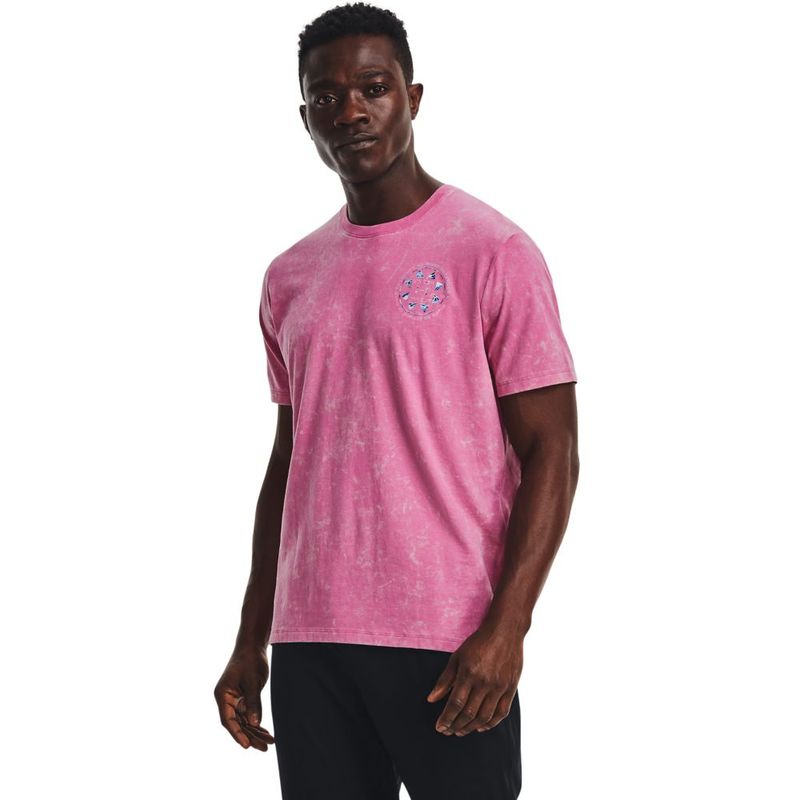 Camiseta-Manga-Corta-under-armour-para-hombre-Ua-Run-Anywhere-Ss-para-correr-color-rosado.-Reverso-Sobre-Modelo