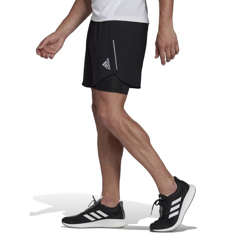 Pantaloneta-adidas-para-hombre-D4R-2In1-Short-para-correr-color-negro.-Lateral-Sobre-Modelo