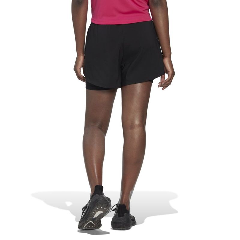 Pantaloneta-adidas-para-mujer-W-Min-2In1-Sho-para-entrenamiento-color-negro.-Reverso-Sobre-Modelo