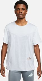 Camiseta-Manga-Corta-nike-para-hombre-M-Nk-Df-Trail-Rise-365-Ss-para-correr-color-negro.-Frente-Sobre-Modelo