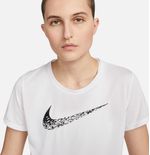 Camiseta-Manga-Corta-nike-para-mujer-W-Nk-Swoosh-Run-Ss-Top-para-correr-color-blanco.-Zoom-Frontal-Sobre-Modelo