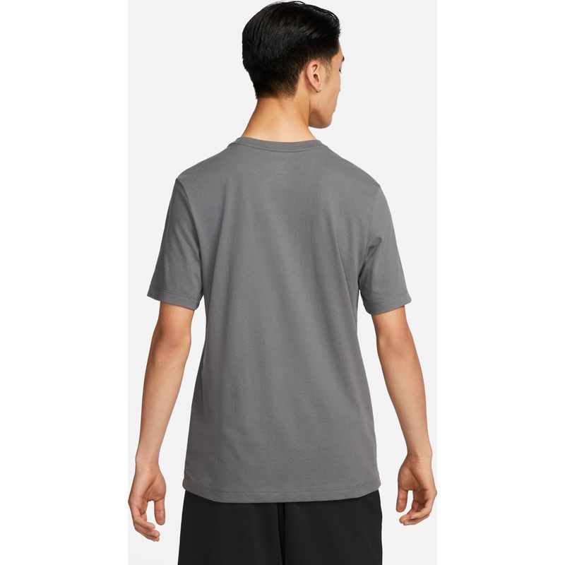 Camiseta-Manga-Corta-nike-para-hombre-M-Nk-Df-Tee-Camo-Gfx-para-entrenamiento-color-gris.-Reverso-Sobre-Modelo