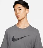 Camiseta-Manga-Corta-nike-para-hombre-M-Nk-Df-Tee-Camo-Gfx-para-entrenamiento-color-gris.-Zoom-Frontal-Sobre-Modelo