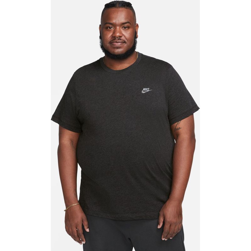Camiseta-Manga-Corta-nike-para-hombre-M-Nsw-Club-Tee-Sust-para-moda-color-negro.-Frente-Sobre-Modelo