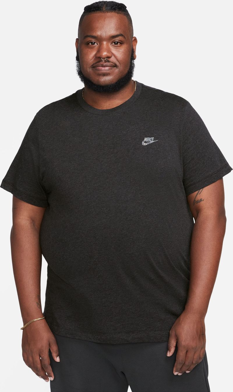 Camiseta-Manga-Corta-nike-para-hombre-M-Nsw-Club-Tee-Sust-para-moda-color-negro.-Frente-Sobre-Modelo