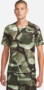 Camiseta-Manga-Corta-nike-para-hombre-M-Nk-Df-Miler-Top-Ss-Camo-para-correr-color-verde.-Frente-Sobre-Modelo