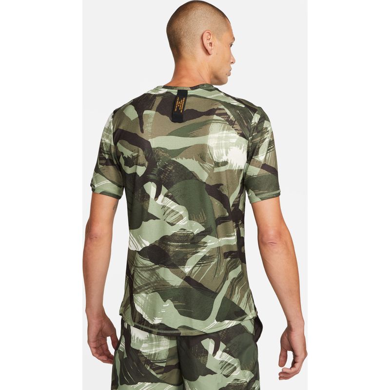 Camiseta-Manga-Corta-nike-para-hombre-M-Nk-Df-Miler-Top-Ss-Camo-para-correr-color-verde.-Reverso-Sobre-Modelo