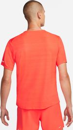 Camiseta-Manga-Corta-nike-para-hombre-M-Nk-Df-Miler-Top-Ss-para-correr-color-rojo.-Reverso-Sobre-Modelo