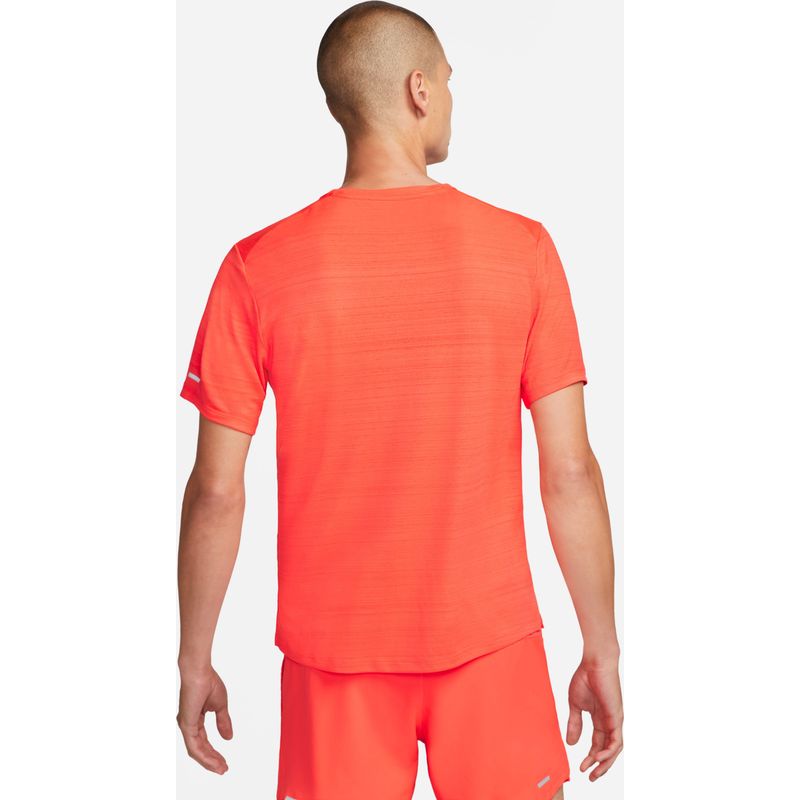 Camiseta-Manga-Corta-nike-para-hombre-M-Nk-Df-Miler-Top-Ss-para-correr-color-rojo.-Reverso-Sobre-Modelo