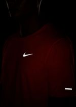 Camiseta-Manga-Corta-nike-para-hombre-M-Nk-Df-Miler-Top-Ss-para-correr-color-rojo.-Reflectores