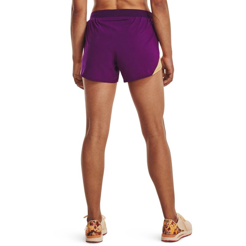 Pantaloneta-under-armour-para-mujer-Ua-Fly-By-Elite-Dod-Short-para-correr-color-morado.-Reverso-Sobre-Modelo