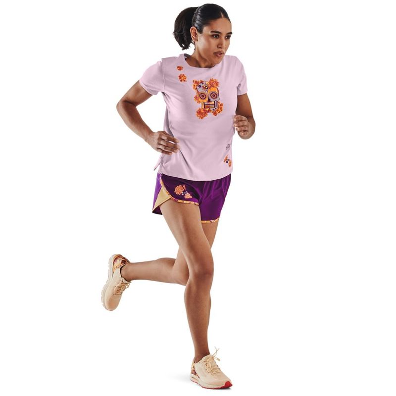 Pantaloneta-under-armour-para-mujer-Ua-Fly-By-Elite-Dod-Short-para-correr-color-morado.-Modelo-In-Action