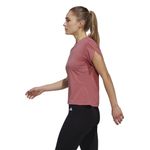 Camiseta-Manga-Corta-adidas-para-mujer-W-Floral-T-para-entrenamiento-color-rojo.-Lateral-Sobre-Modelo
