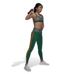 Top-adidas-para-mujer-Farm-Ms-Bra-para-entrenamiento-color-verde.-Modelo-En-Movimiento