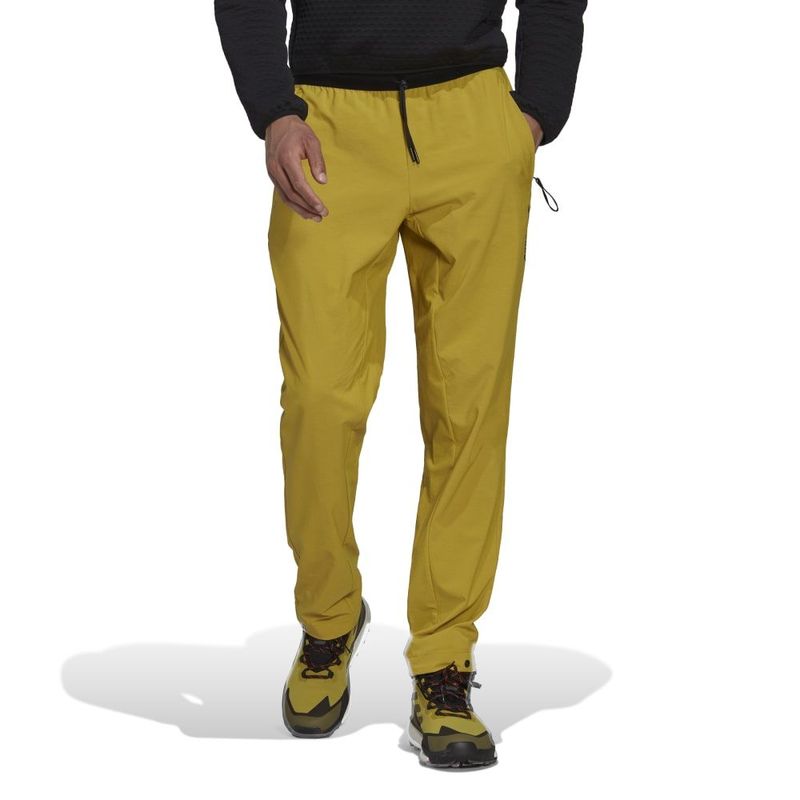 Pantalon-adidas-para-hombre-Liteflex-Pts-para-outdoor-color-verde.-Frente-Sobre-Modelo