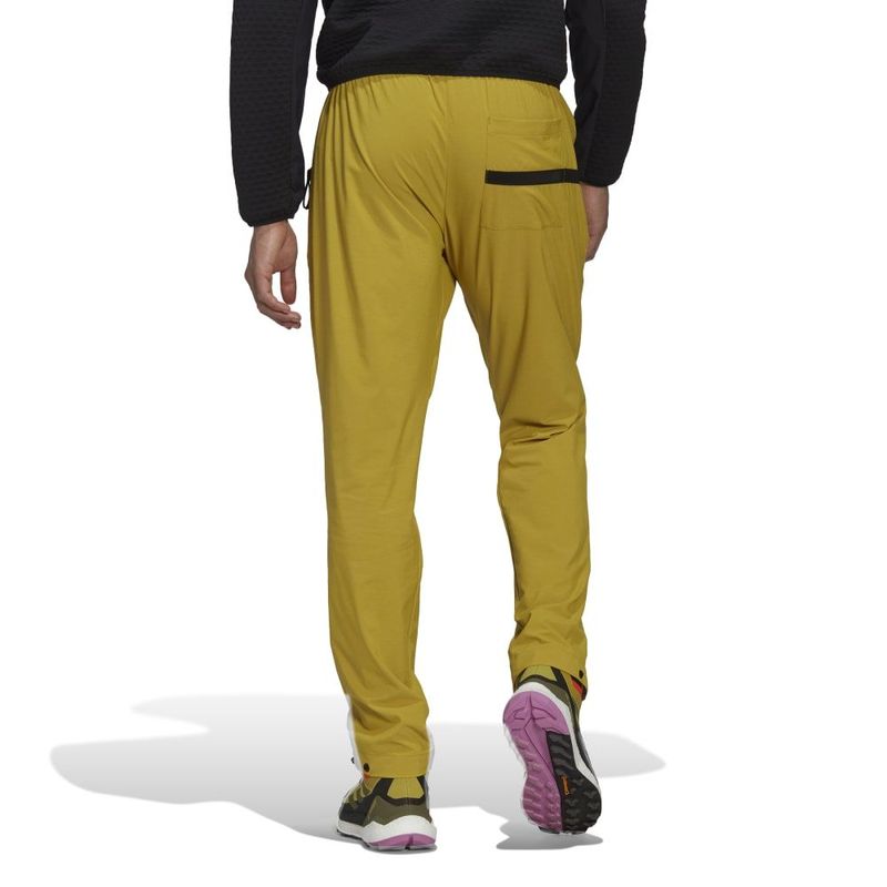Pantalon-adidas-para-hombre-Liteflex-Pts-para-outdoor-color-verde.-Reverso-Sobre-Modelo