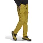 Pantalon-adidas-para-hombre-Liteflex-Pts-para-outdoor-color-verde.-Modelo-En-Movimiento