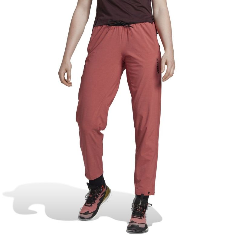 Pantalon-adidas-para-mujer-W-Liteflex-Pts-para-outdoor-color-rojo.-Frente-Sobre-Modelo