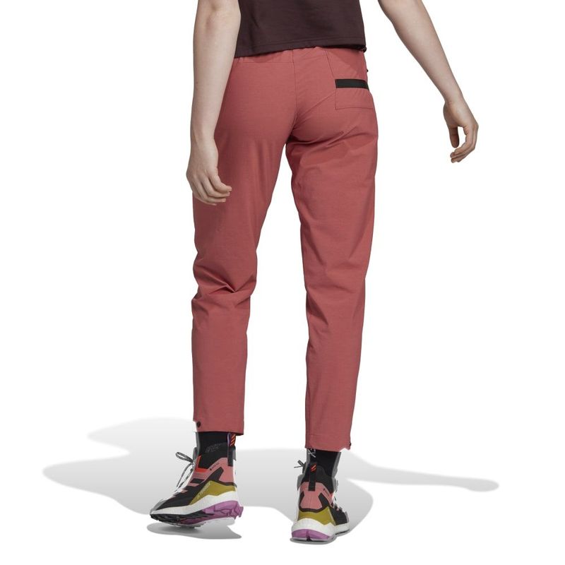 Pantalon-adidas-para-mujer-W-Liteflex-Pts-para-outdoor-color-rojo.-Reverso-Sobre-Modelo