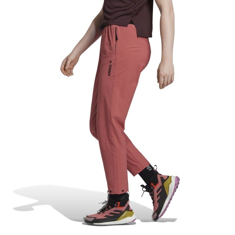 Pantalon-adidas-para-mujer-W-Liteflex-Pts-para-outdoor-color-rojo.-Lateral-Sobre-Modelo