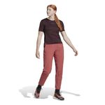 Pantalon-adidas-para-mujer-W-Liteflex-Pts-para-outdoor-color-rojo.-Modelo-En-Movimiento