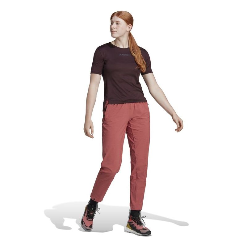 Pantalon-adidas-para-mujer-W-Liteflex-Pts-para-outdoor-color-rojo.-Modelo-En-Movimiento
