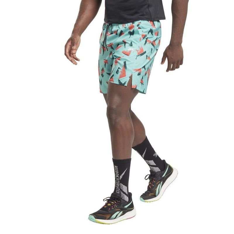 Pantaloneta-reebok-para-hombre-Ts-Speed-Aop-Short-para-entrenamiento-color-multicolor.-Frente-Sobre-Modelo