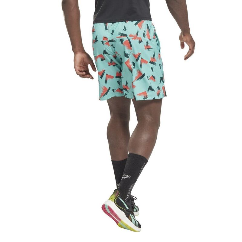 Pantaloneta-reebok-para-hombre-Ts-Speed-Aop-Short-para-entrenamiento-color-multicolor.-Reverso-Sobre-Modelo