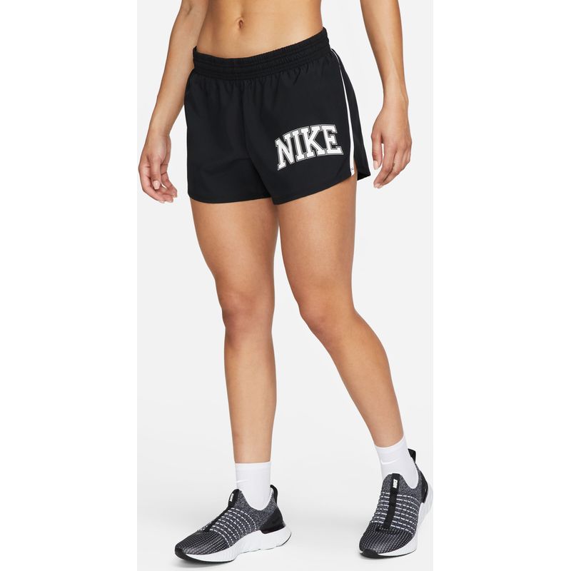 Pantaloneta-nike-para-mujer-W-Nk-Df-Swsh-Run-10K-Short-para-correr-color-negro.-Frente-Sobre-Modelo