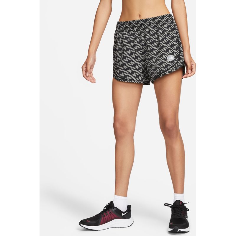 Pantaloneta-nike-para-mujer-W-Nk-Df-Ic-Tempo-Short-Aop-para-correr-color-negro.-Frente-Sobre-Modelo