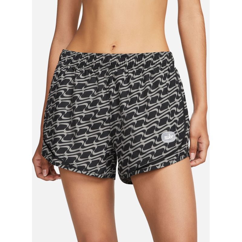 Pantaloneta-nike-para-mujer-W-Nk-Df-Ic-Tempo-Short-Aop-para-correr-color-negro.-Zoom-Frontal-Sobre-Modelo