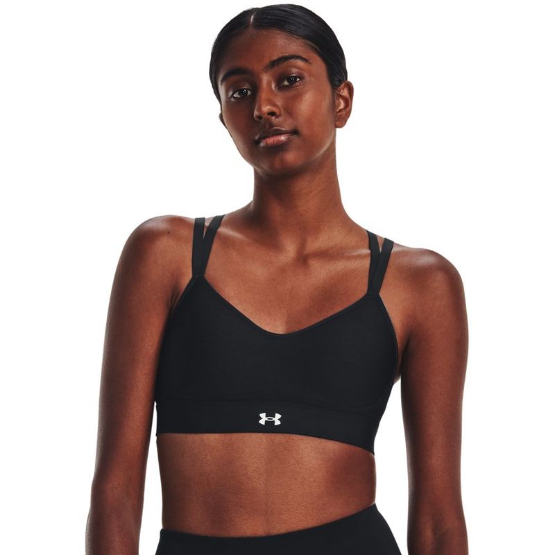 Top-under-armour-para-mujer-Ua-Infinity-Low-Strappy-para-entrenamiento-color-negro.-Frente-Sobre-Modelo