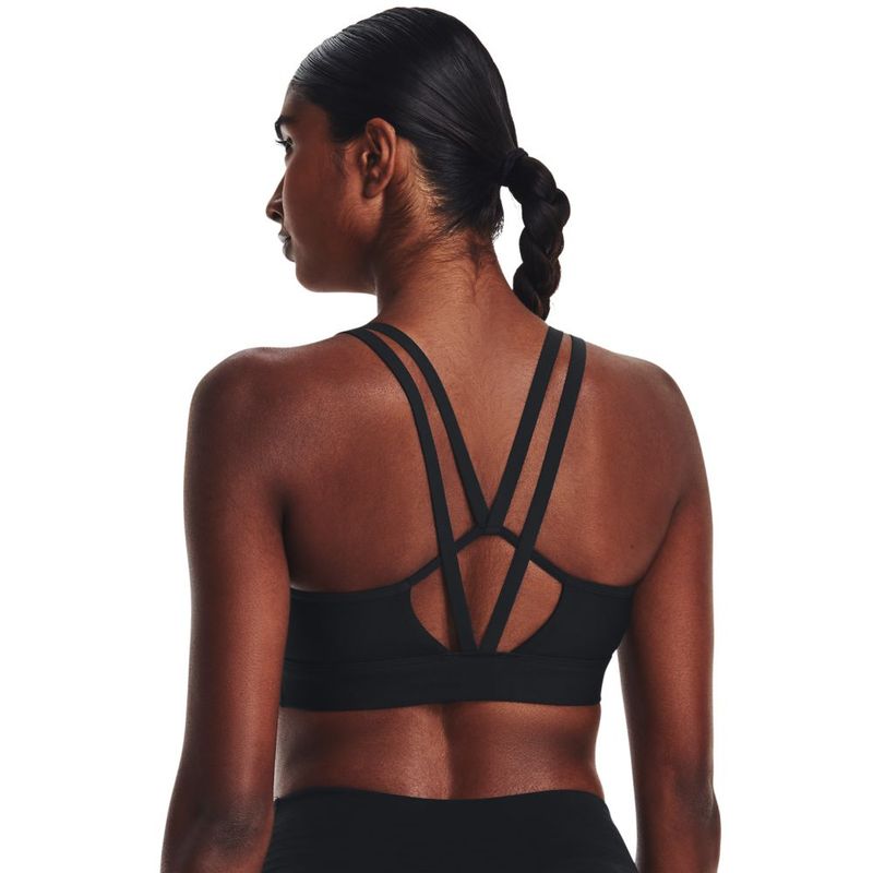 Top-under-armour-para-mujer-Ua-Infinity-Low-Strappy-para-entrenamiento-color-negro.-Reverso-Sobre-Modelo